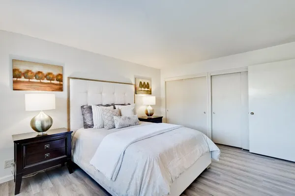 a en suite bathroom with a double vanity sink and a mirror