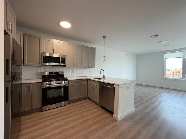 $1,950 | 306 Bergen Avenue, Unit 404, Jersey City, NJ 07305