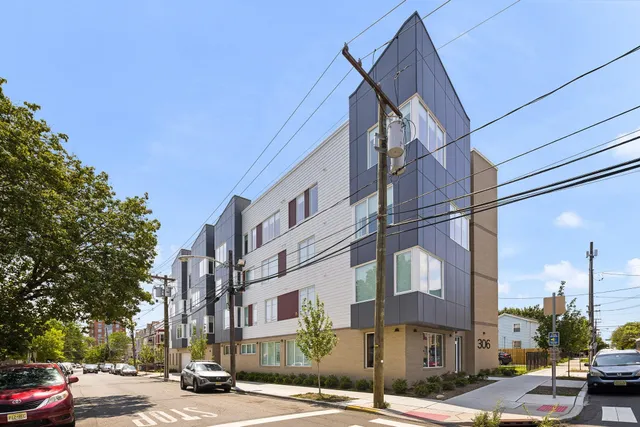 $1,950 | 306 Bergen Avenue, Unit 404, Jersey City, NJ 07305