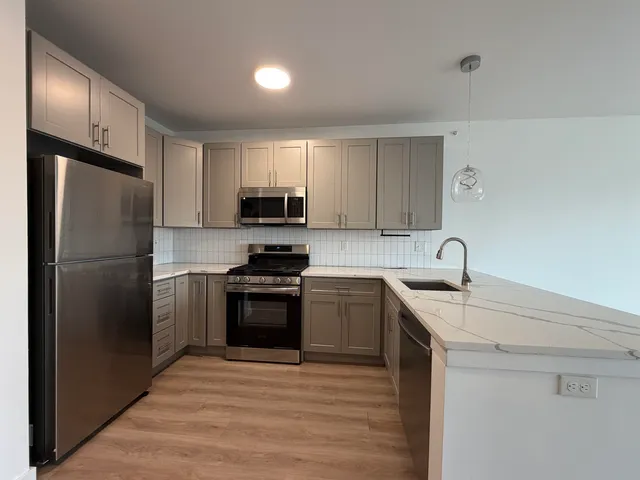 $1,950 | 306 Bergen Avenue, Unit 404, Jersey City, NJ 07305
