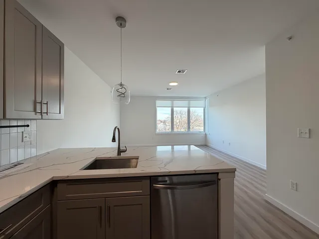 $1,950 | 306 Bergen Avenue, Unit 404, Jersey City, NJ 07305