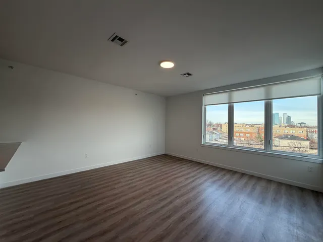 $1,950 | 306 Bergen Avenue, Unit 404, Jersey City, NJ 07305