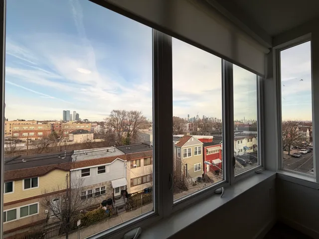 $1,950 | 306 Bergen Avenue, Unit 404, Jersey City, NJ 07305