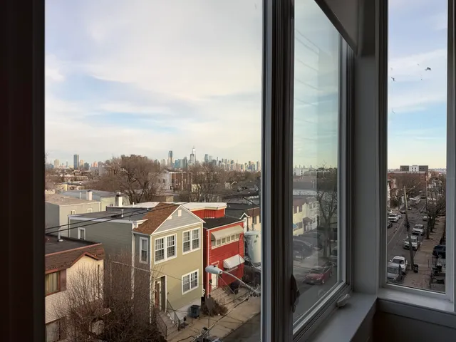 $1,950 | 306 Bergen Avenue, Unit 404, Jersey City, NJ 07305