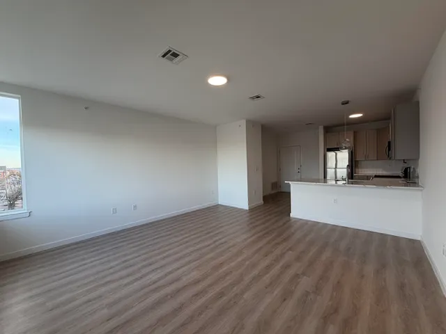 $1,950 | 306 Bergen Avenue, Unit 404, Jersey City, NJ 07305