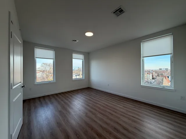 $1,950 | 306 Bergen Avenue, Unit 404, Jersey City, NJ 07305
