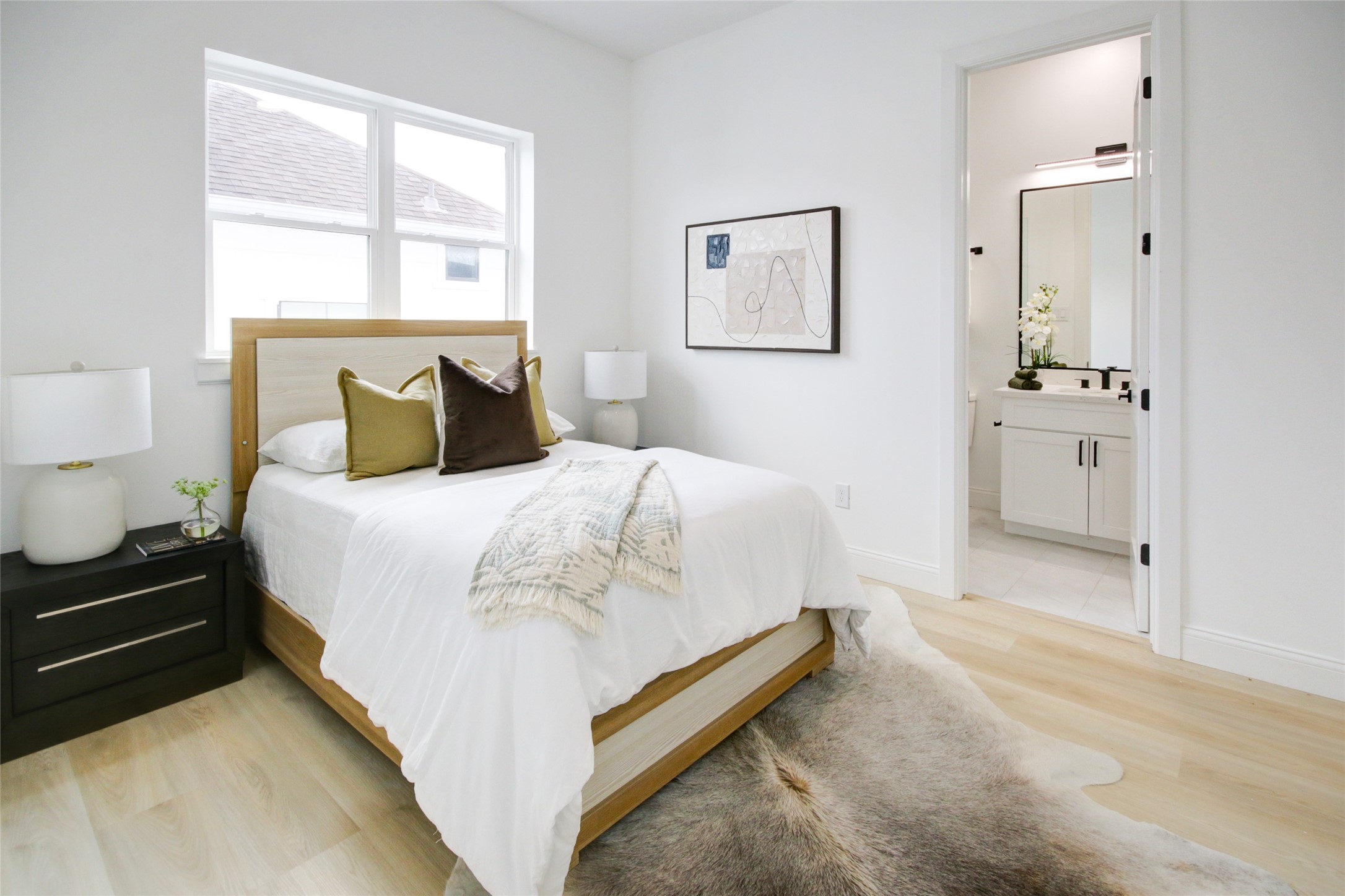 1214 West 24th Street, Unit D Houston, TX 77008 - Photo 28 of 45 a spacious bedroom with a bed and a window