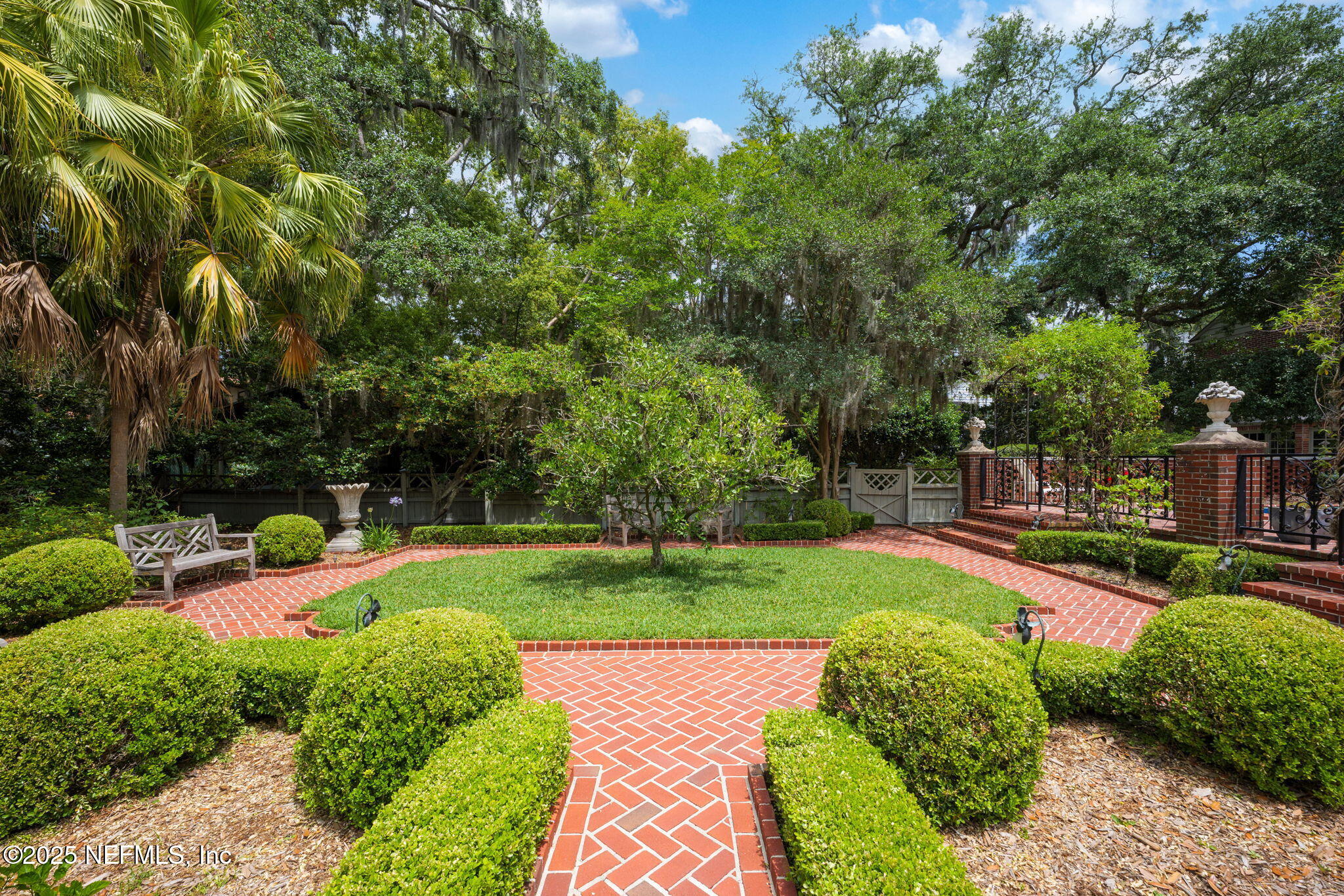 2127 River Road Jacksonville, FL 32207 - Photo 12 of 54 Pristine Garden