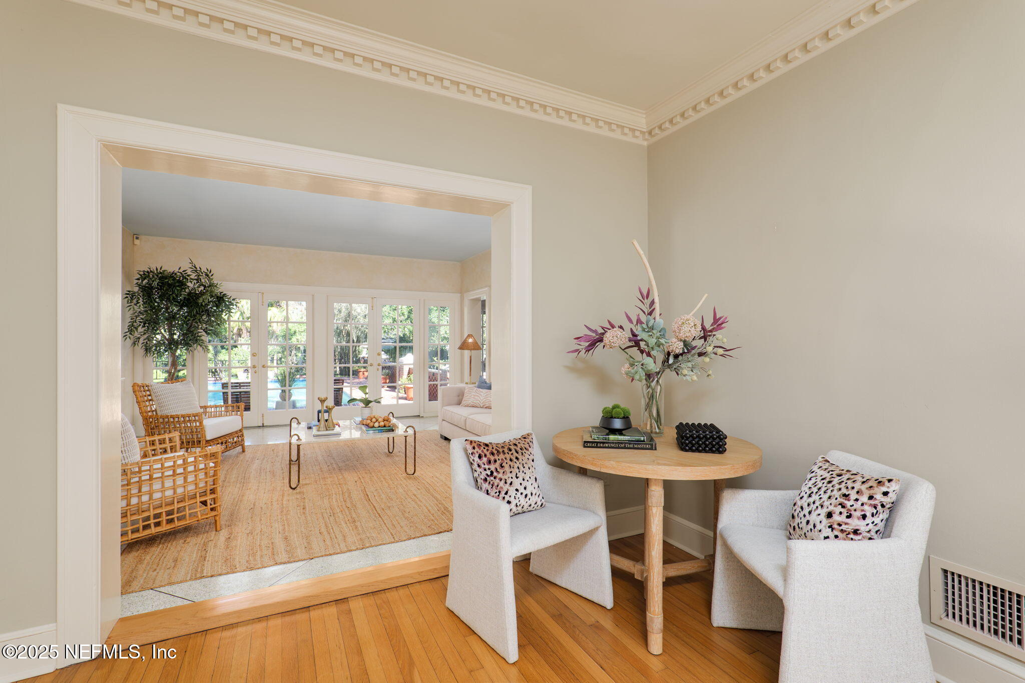 2127 River Road Jacksonville, FL 32207 - Photo 21 of 54 a living room with furniture and a potted plant
