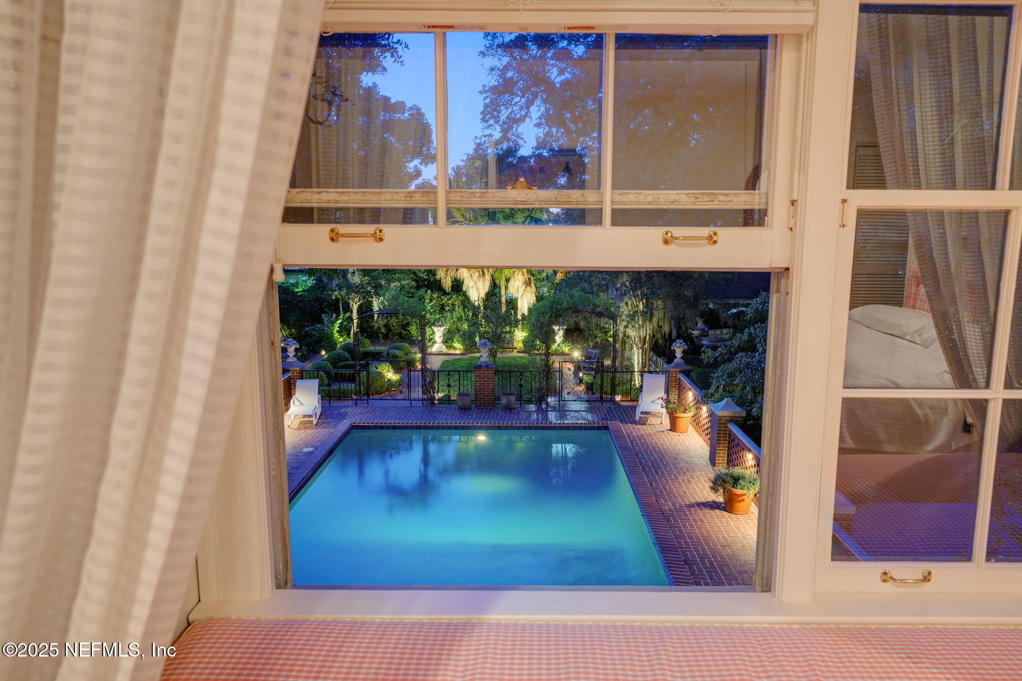 2127 River Road Jacksonville, FL 32207 - Photo 42 of 54 a living room with furniture
