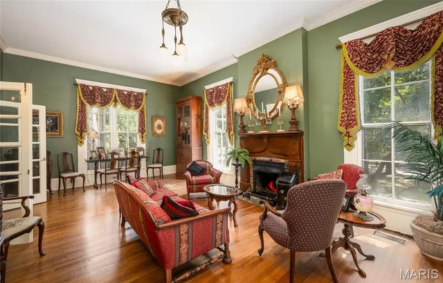 $895,000 | 1014 Henry Street, Alton, IL 62002