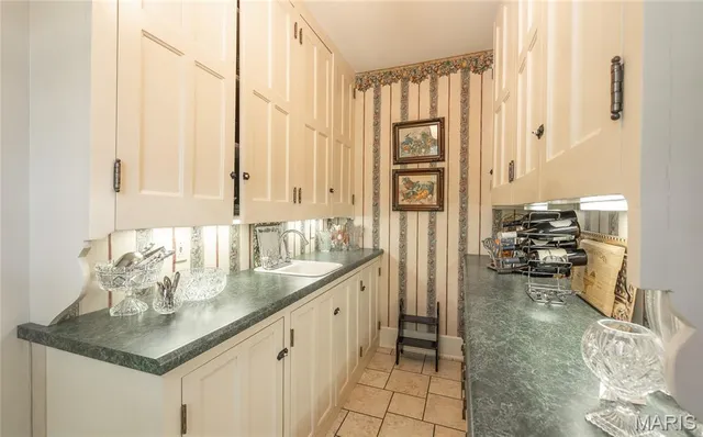 $895,000 | 1014 Henry Street, Alton, IL 62002