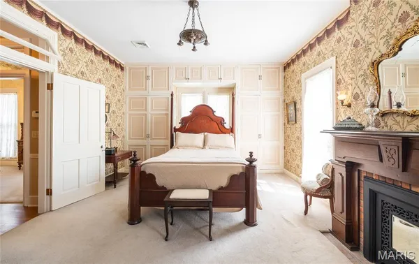 $849,500 | 1014 Henry Street, Alton, IL 62002