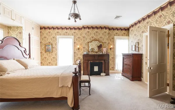 $849,500 | 1014 Henry Street, Alton, IL 62002