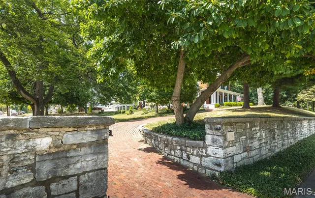 $895,000 | 1014 Henry Street, Alton, IL 62002