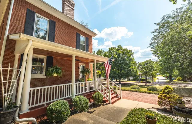 $895,000 | 1014 Henry Street, Alton, IL 62002