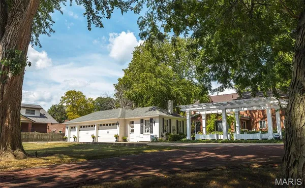 $849,500 | 1014 Henry Street, Alton, IL 62002