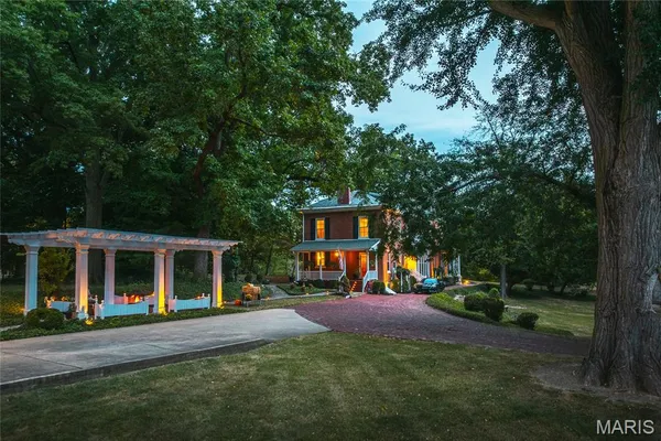 $849,500 | 1014 Henry Street, Alton, IL 62002