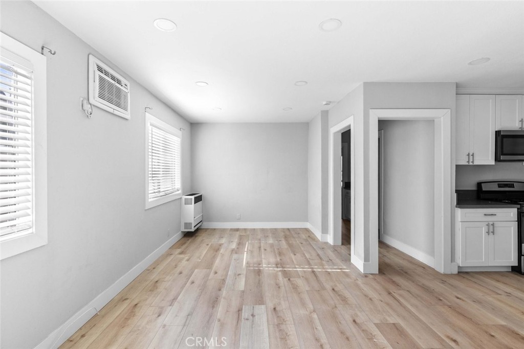 7137 Greeley Street, Unit 4 Tujunga, CA 91042 - Photo 4 of 29