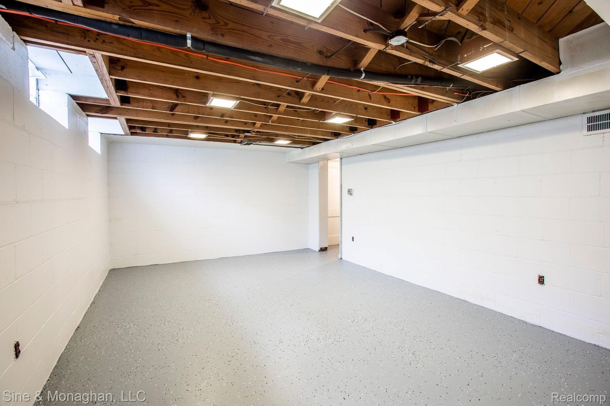 1082 Roslyn Road Grosse Pointe, MI 48236 - Photo 28 of 34 1082 Roslyn Rd-18.jpg