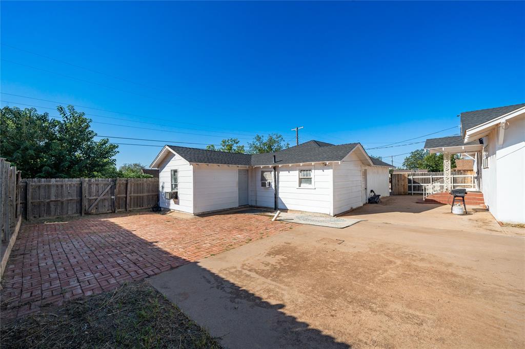 602 East Beauregard Street Rotan, TX 79546 - Photo 11 of 15 a house with yard in front of it