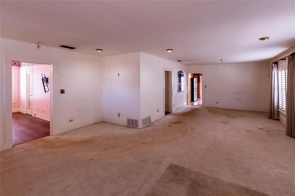 602 East Beauregard Street Rotan, TX 79546 - Photo 9 of 15 a view of a livingroom with an empty space