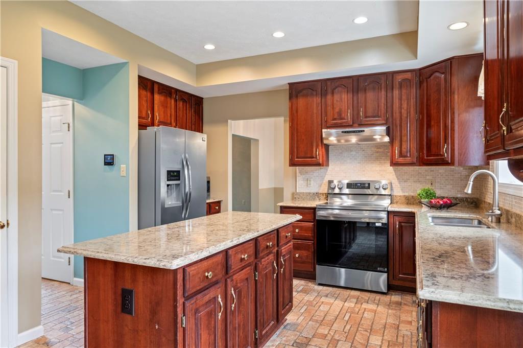 372 Indian Ridge Drive Coraopolis, PA 15108 - Photo 5 of 30 a kitchen with stainless steel appliances a sink stove and refrigerator