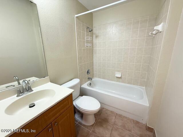 9745 Touchton Road, Unit 1103 Jacksonville, FL 32246 - Photo 18 of 29 a bathroom with a sink a toilet and a bathtub