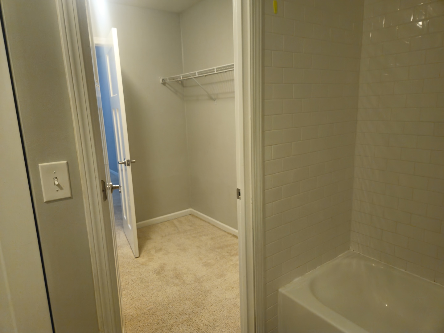 125 West Elk Trail, Unit 124 Carol Stream, IL 60188 - Photo 10 of 11 a bathroom with a tub