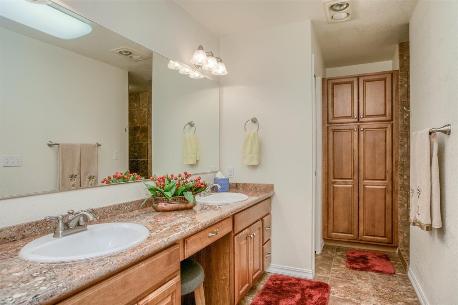2818 South River Road Grants Pass, OR 97527 - Photo 13 of 35 Master bathroom dual sink vanity!