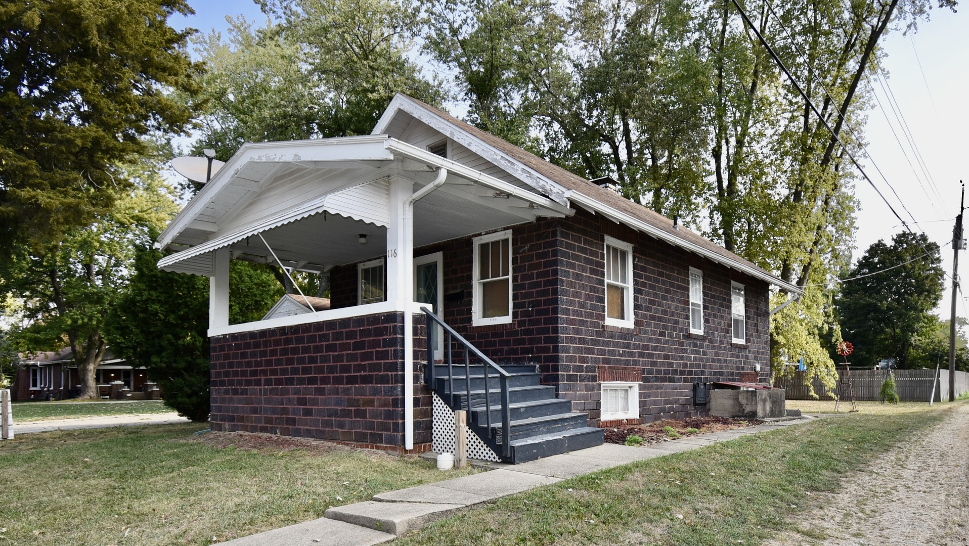 116 North Maple Street Clinton, IL 61727 - Photo 1 of 14 a front view of a house with a yard
