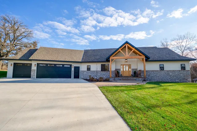 $849,000 | 131 Pine Street Northwest, New London, MN 56273