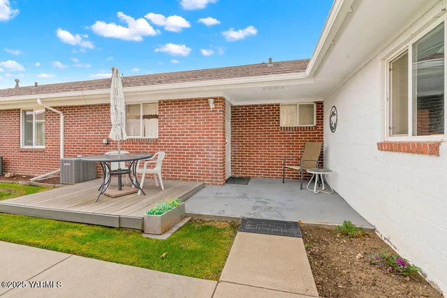 a view of a house with backyard and sitting area