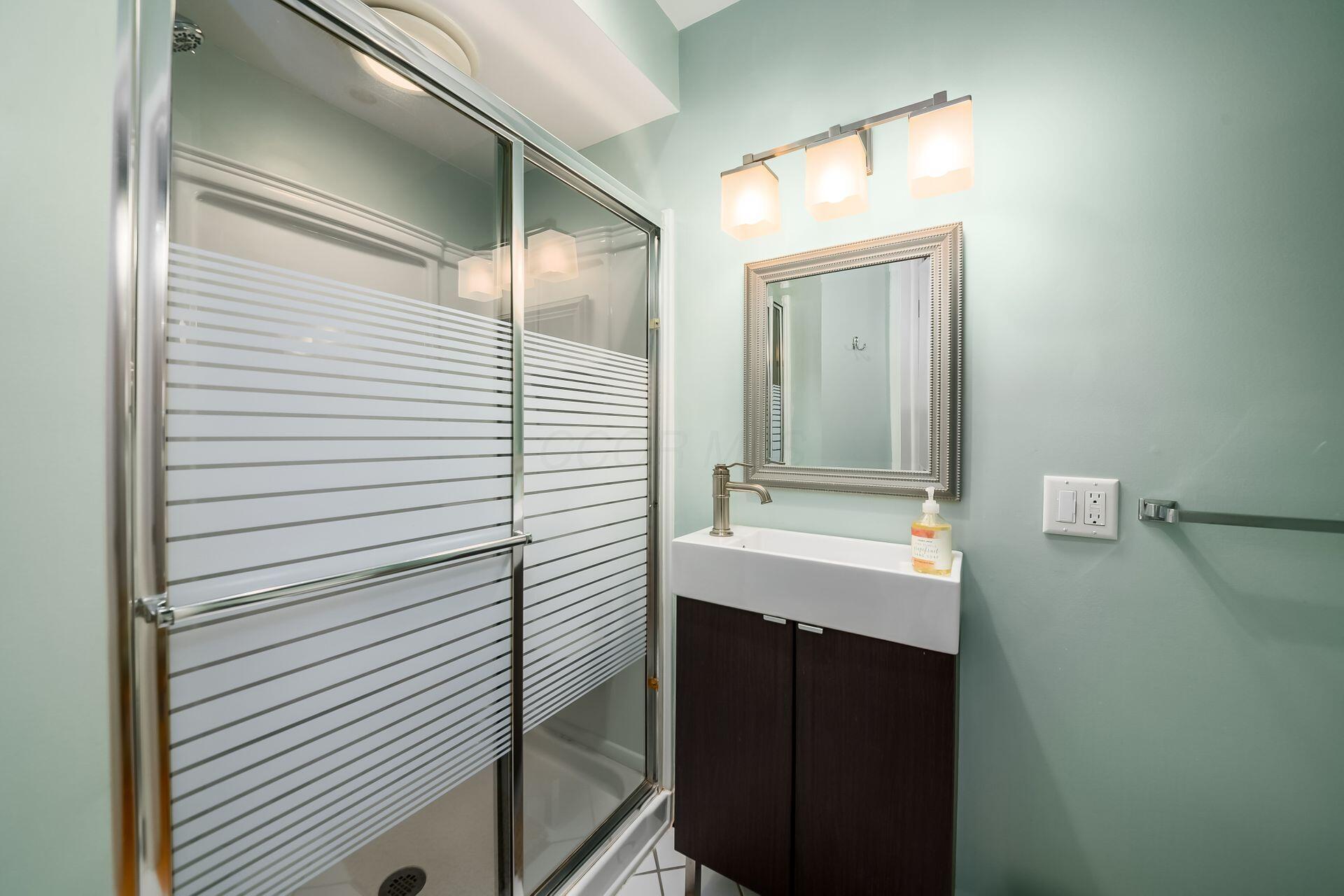 2470 Dorset Road Columbus, OH 43221 - Photo 34 of 52 3rd bath