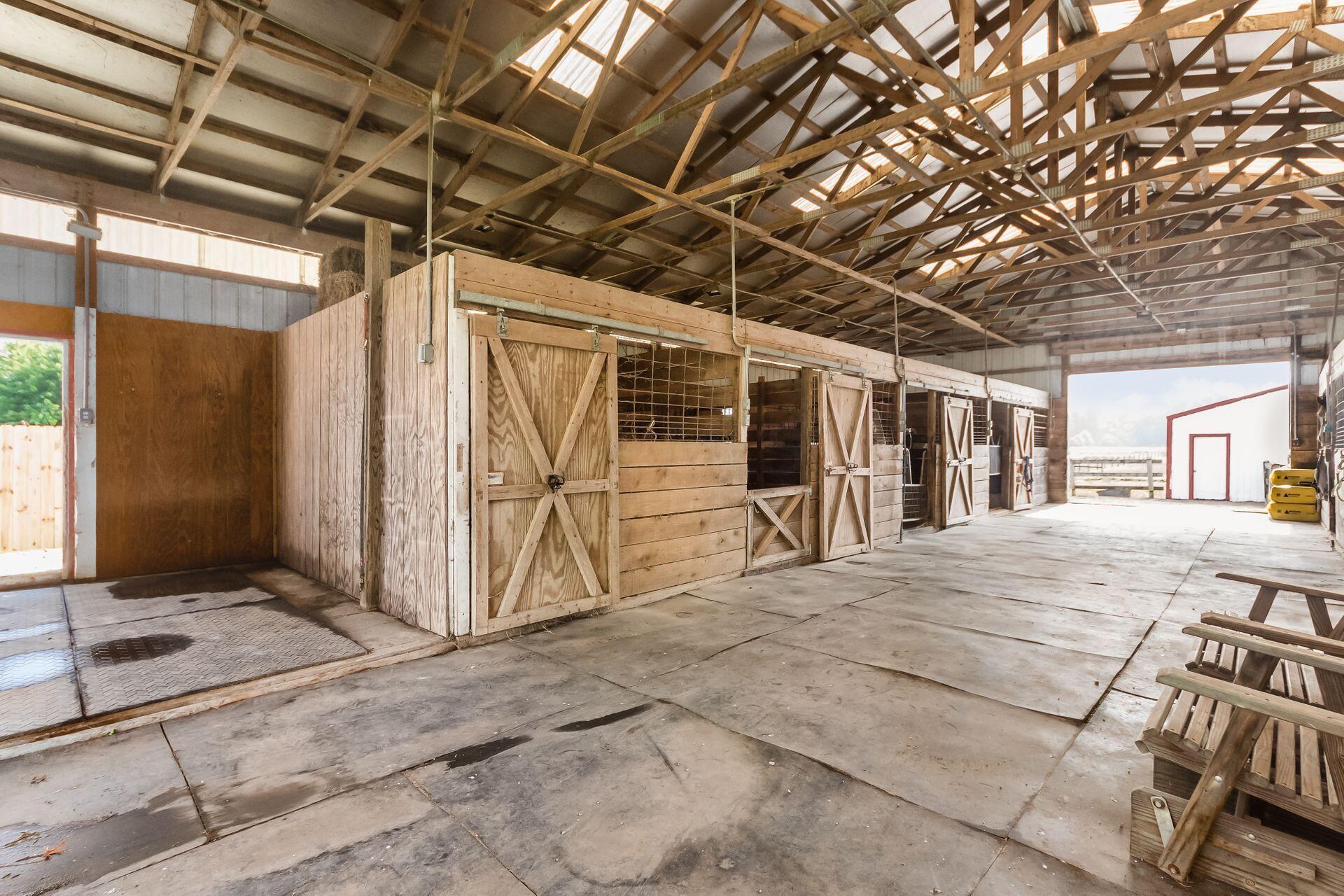 Matted aisles, 6 stalls, wash/grooming stall.