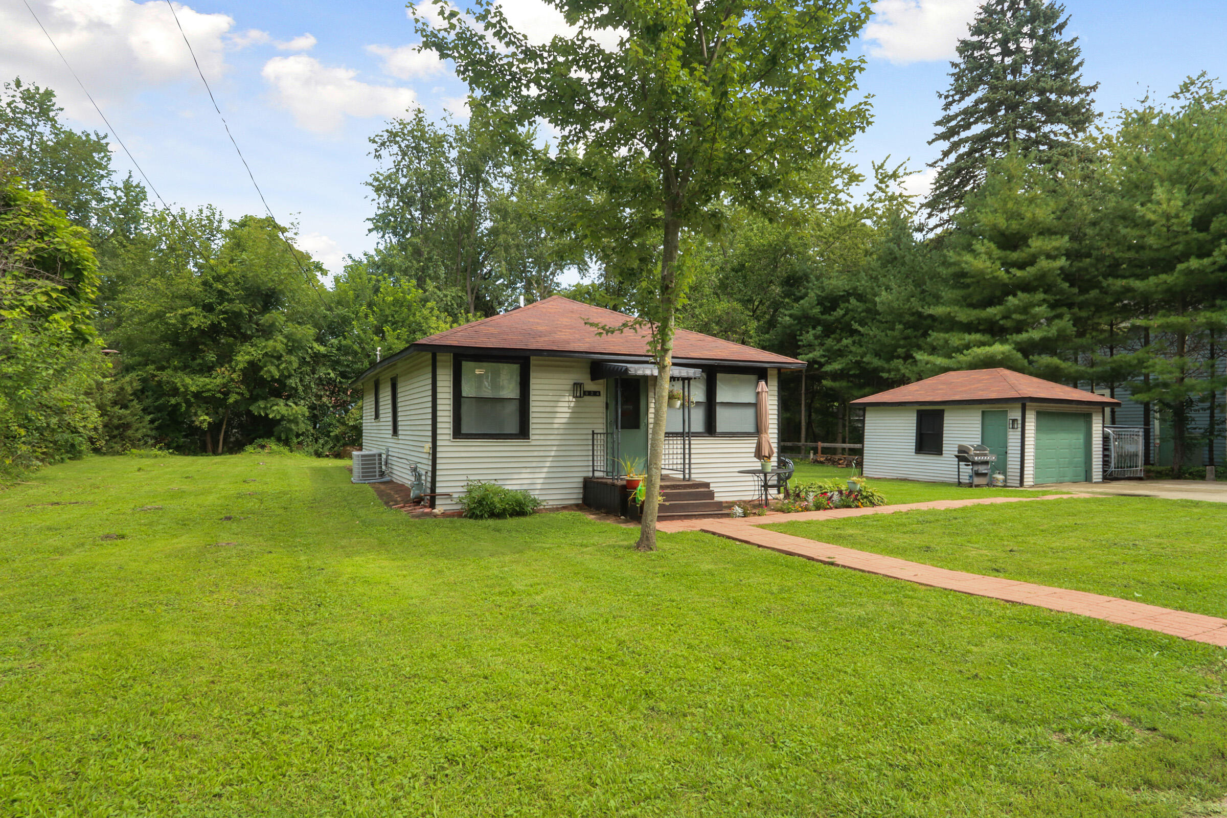 W924 Primrose Road Bloomfield, WI 53128 - Photo 1 of 18 Primrose front yard
