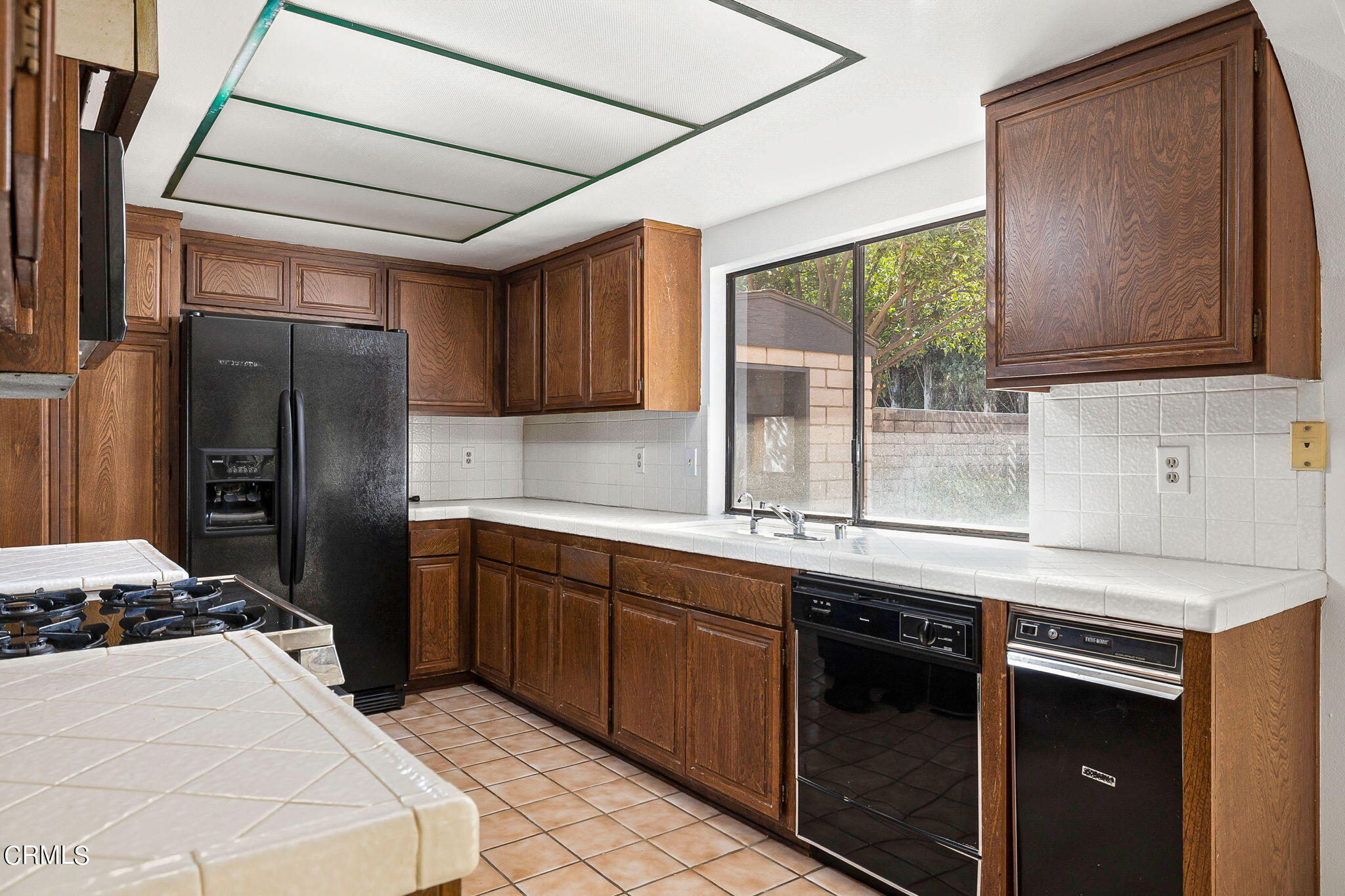 1006 Amber Drive Santa Paula, CA 93060 - Photo 14 of 37 a kitchen with a sink stove and refrigerator