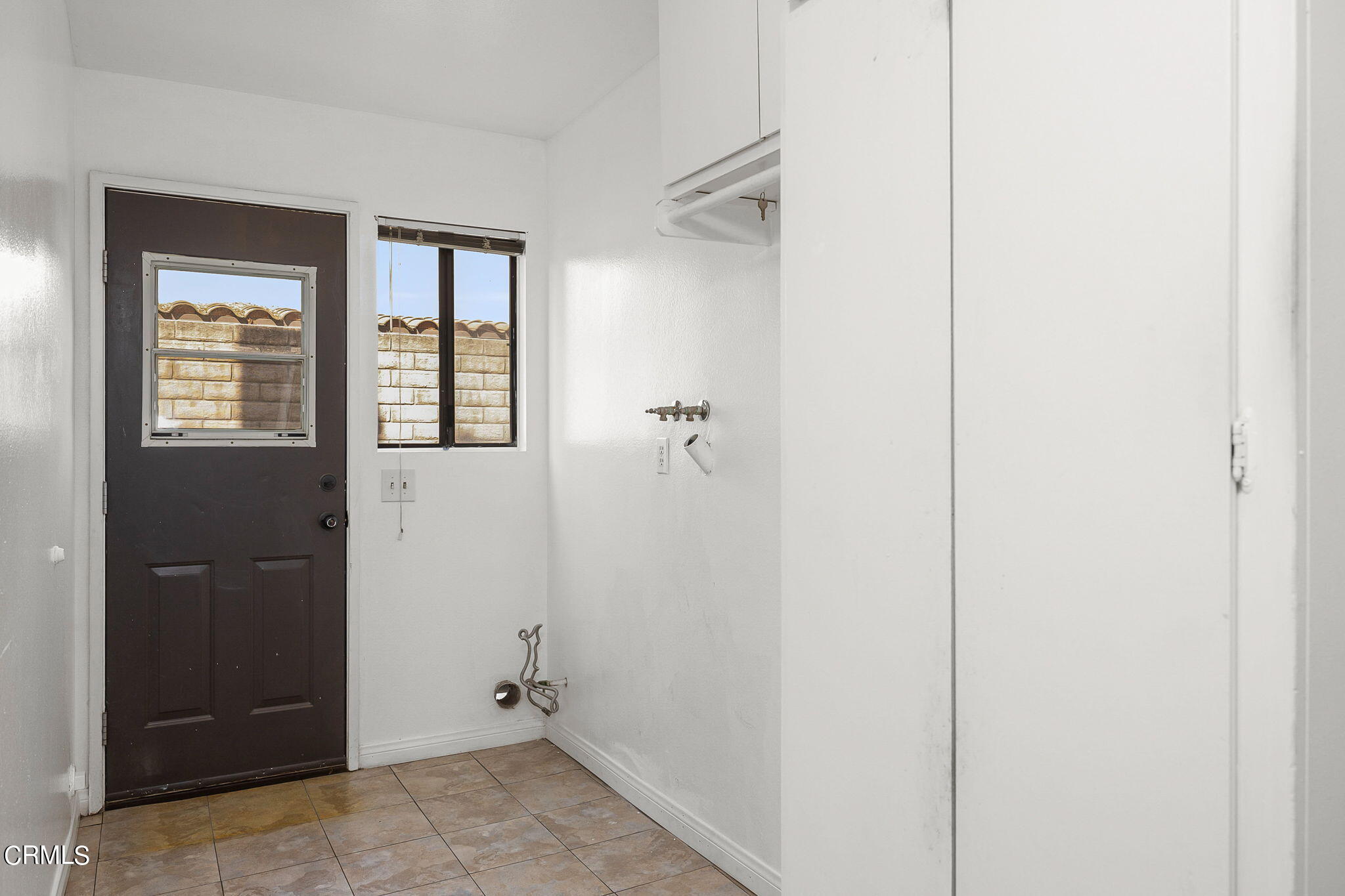 1006 Amber Drive Santa Paula, CA 93060 - Photo 28 of 37 a view of an empty room with windows