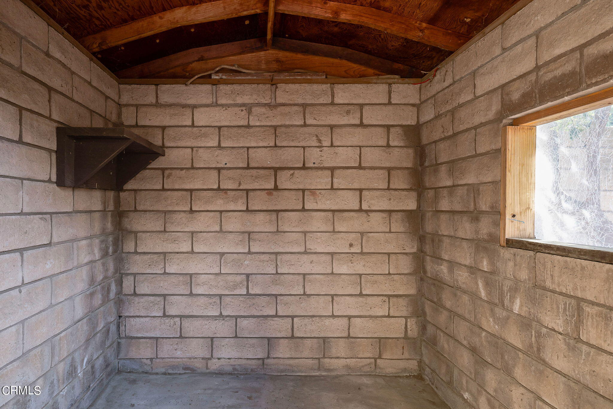 1006 Amber Drive Santa Paula, CA 93060 - Photo 37 of 37 a bathroom with a shower