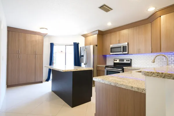 $3,000 | 8989 West Sunrise Boulevard, Plantation, FL 33322