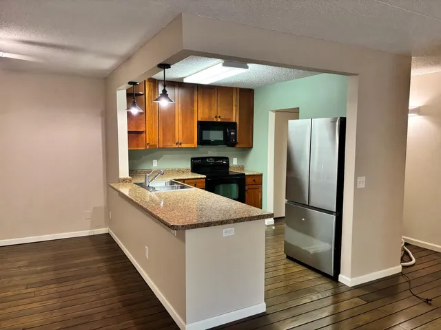 $179,000 | 10511 Cedar Lake Road, Unit 218, Minnetonka, MN 55305