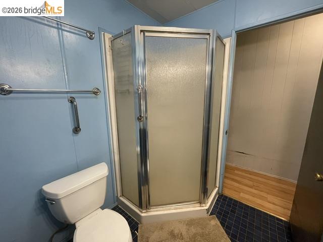 16629 Allison Way, Unit 4 Sonora, CA 95370 - Photo 22 of 25 a bathroom with a toilet and a shower