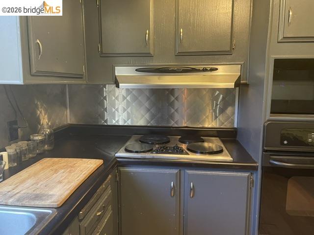 16629 Allison Way, Unit 4 Sonora, CA 95370 - Photo 5 of 25 a kitchen with a stove and a microwave