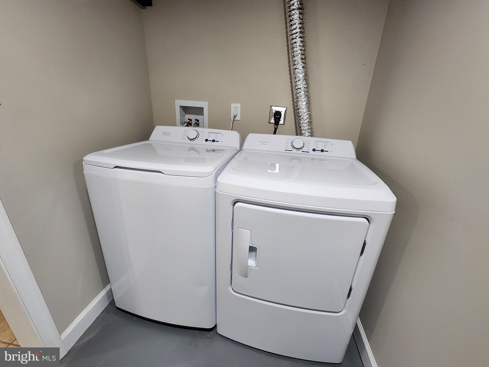 1925 Ewald Avenue Baltimore, MD 21222 - Photo 19 of 29 a utility room with dryer and washer