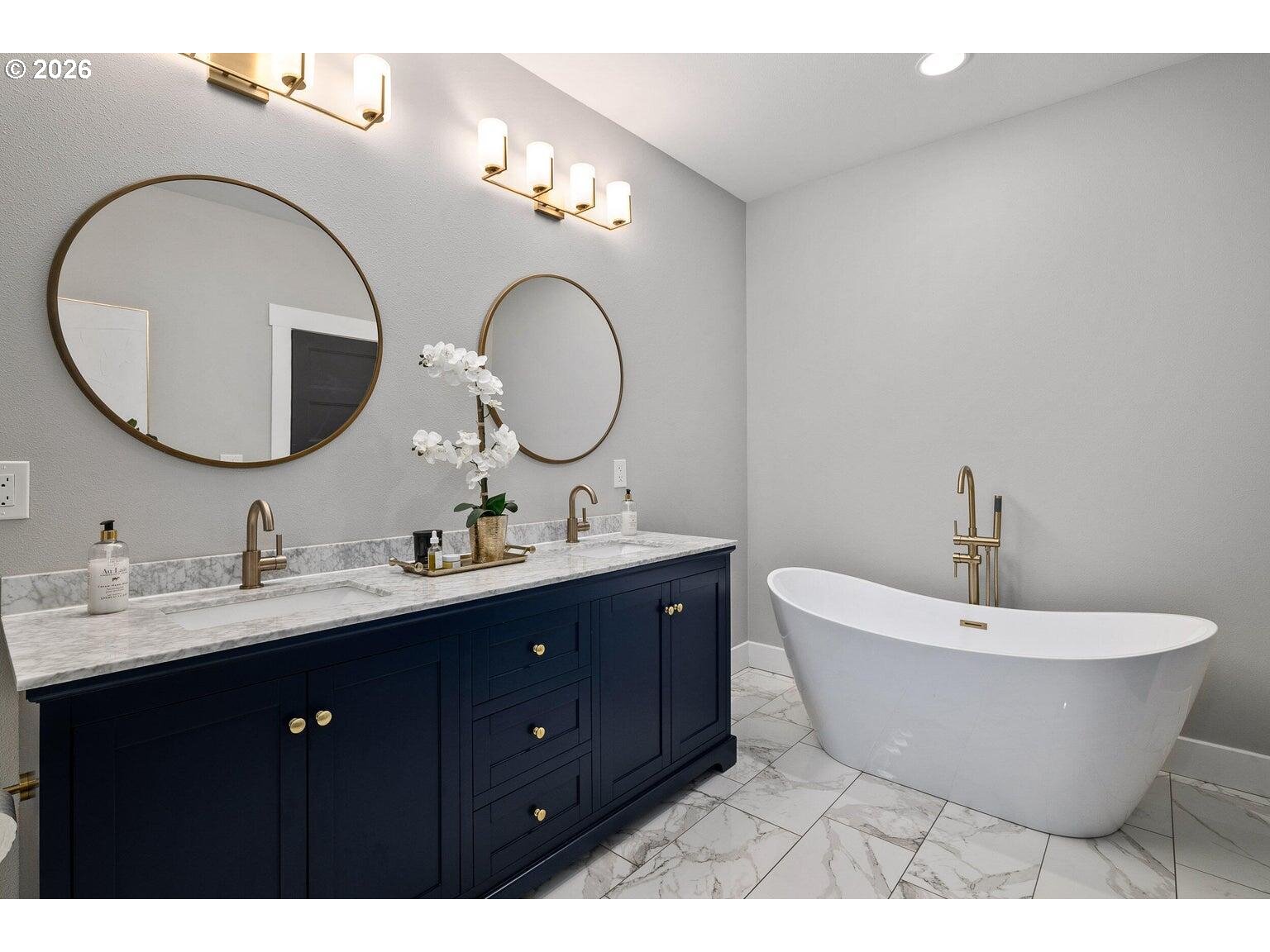 322 Round Prairie Road Wilderville, OR 97543 - Photo 11 of 43 Owner's Suite Bathroom