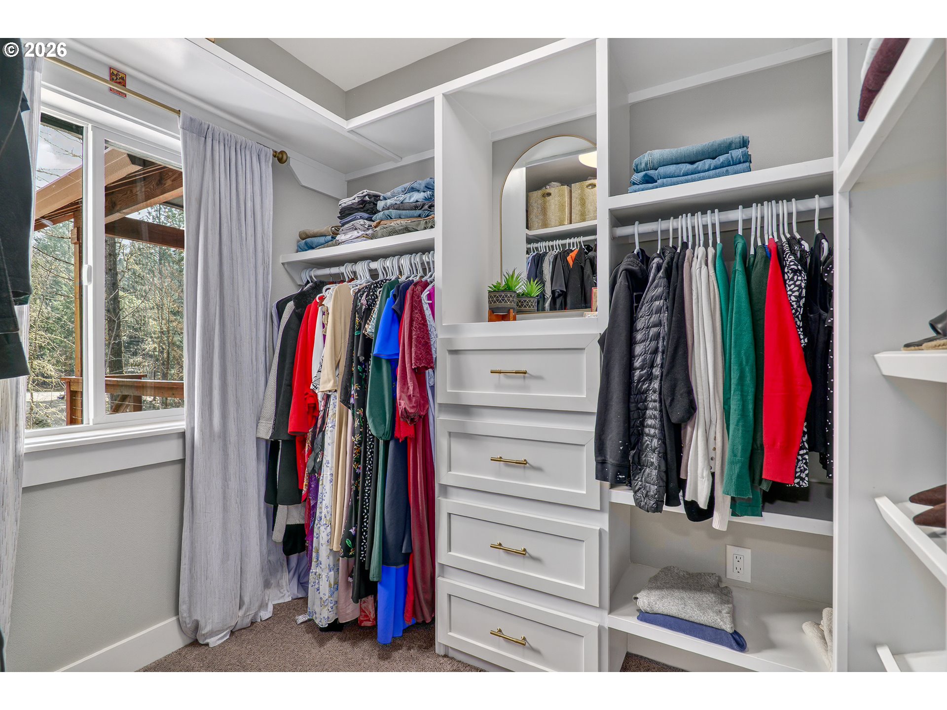 322 Round Prairie Road Wilderville, OR 97543 - Photo 10 of 43 Owner's Suite Bedroom