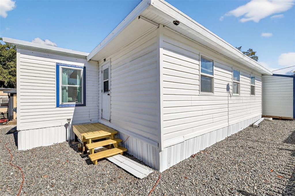 38237 Oriole Way Leesburg, FL 34788 - Photo 2 of 25 a wooden bench sitting in front of a house