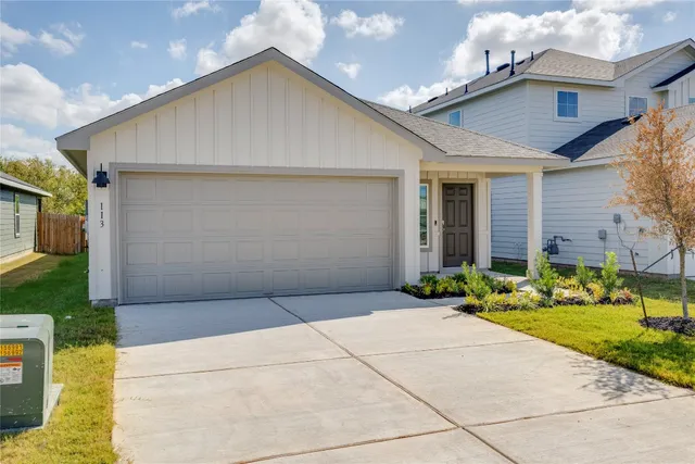 a view of backyard of the house