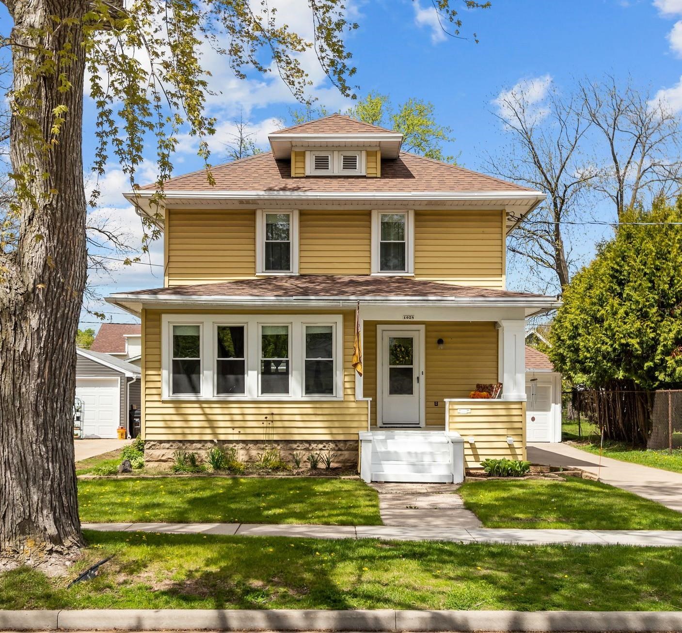 1028 West Summer Street Appleton, WI 54914 - Photo 1 of 32