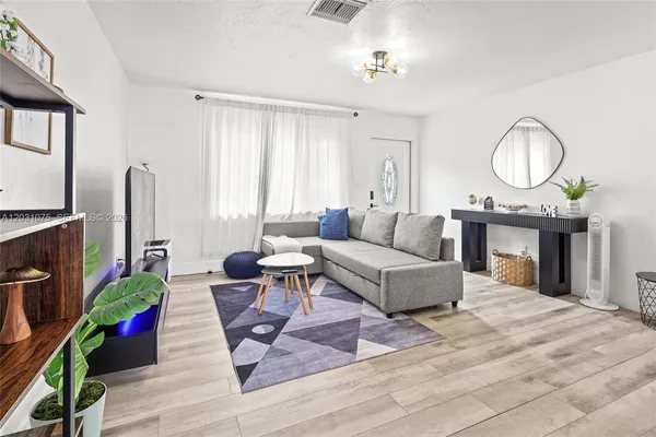 $2,500 | 11002 Northeast 13th Avenue, Miami, FL 33161
